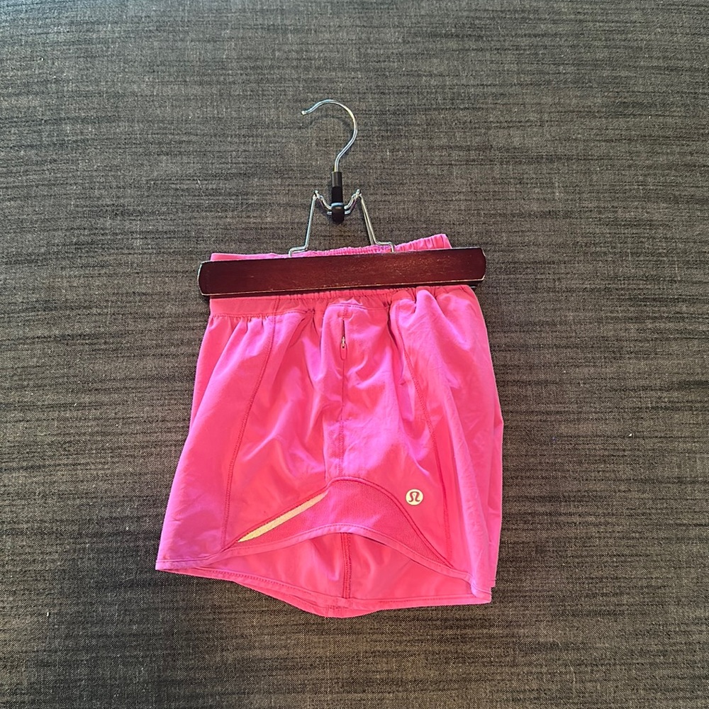 Lululemon Sonic Pink Hottie Hots 4” size 0 Gently worn